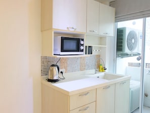 Executive Double Room, 1 Katil Ratu (Queen), Balcony, City View | Dapur peribadi | Peti sejuk, ketuhar gelombang mikro 
