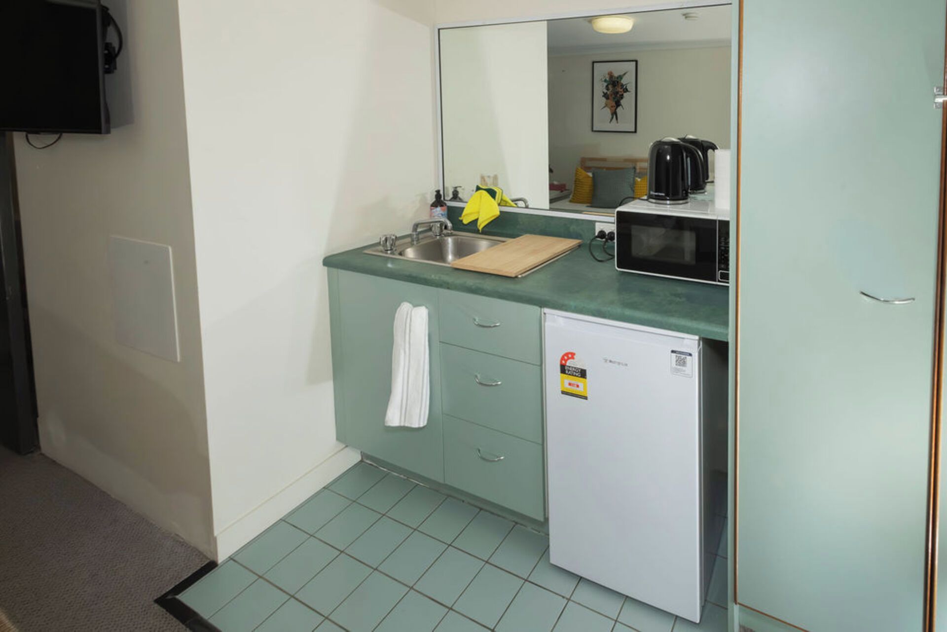 Microwave, electric kettle, toaster, cookware/dishes/utensils