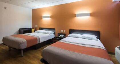 Spacious 2-Bed Room|Free Wifi|TV