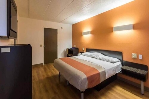 1 King Bed | Non-Smoking
