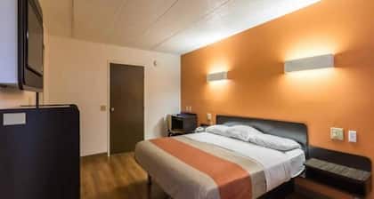 1 King Bed | Non-Smoking