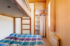 A compact room with a bunk bed, a small closet, and a radiator. - Chalet 'Castellane' with Mountain View, Shared Pool and Wi-Fi (Castellane)