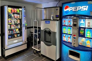 Ein Automatenbereich mit einem Pepsi-Automaten und verschiedenen Snacks.