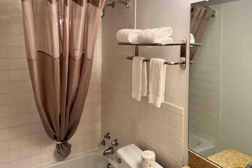 2 Full Beds | Smoking, Kitchen - Pennsylvania