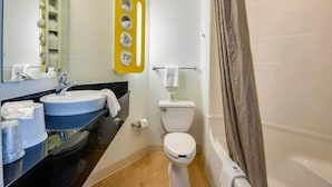 Un bagno con lavandino, WC e doccia.