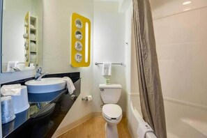 Een badkamer met een wastafel, toilet en douche.