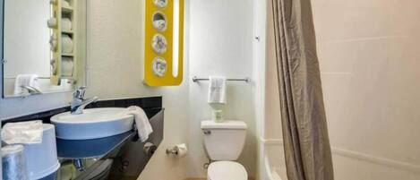 Une salle de bain avec un lavabo, des toilettes et une douche.