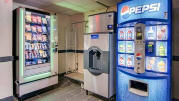Zona con máquinas expendedoras, incluyendo una de Pepsi y otra de aperitivos.
