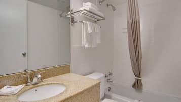 Un baño con lavamanos, inodoro y ducha.