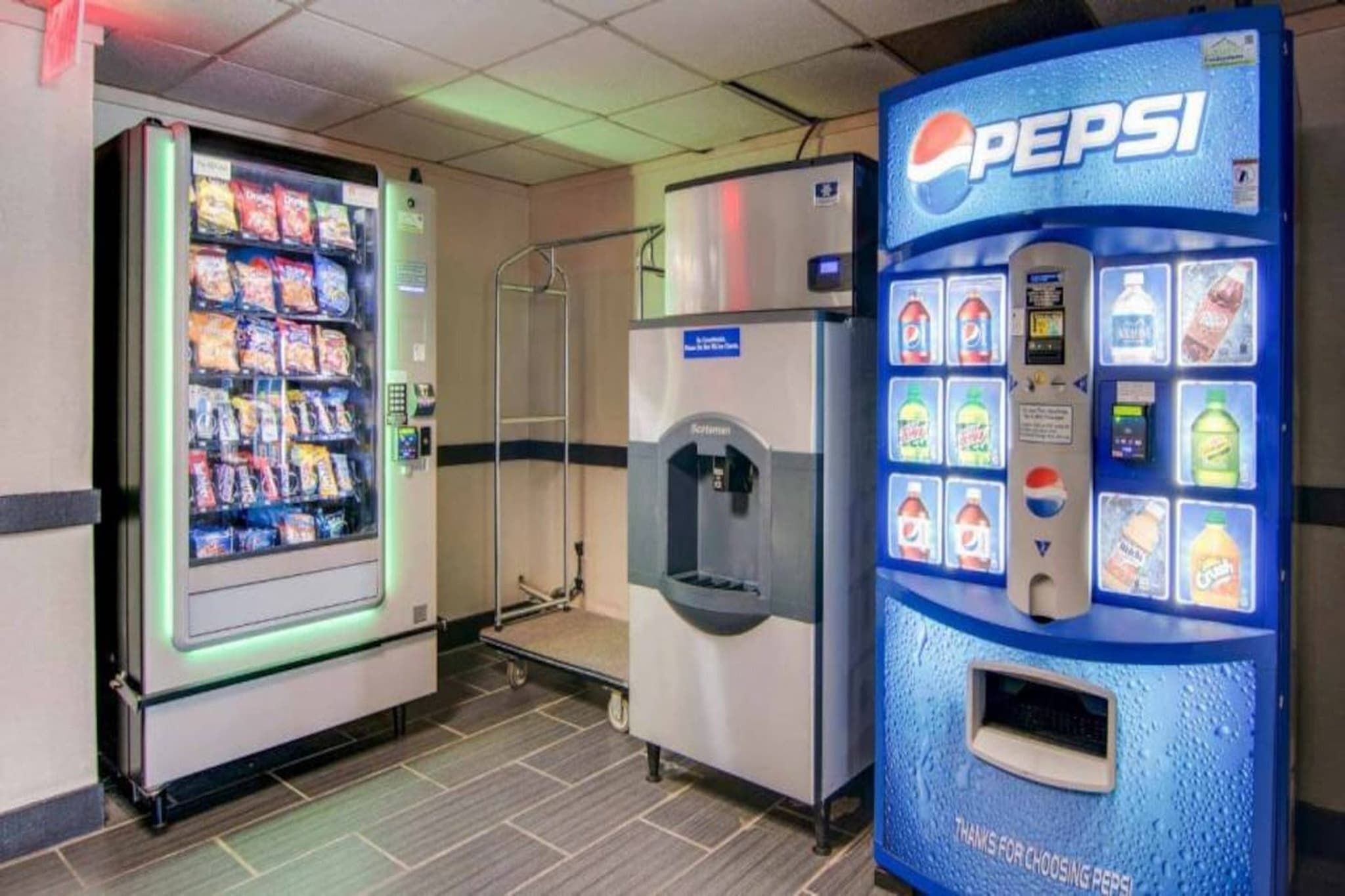 Zona de máquinas expendedoras con una máquina de Pepsi y otra de aperitivos.