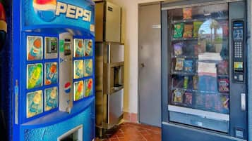 Un distributeur automatique arborant la marque Pepsi et proposant un assortiment de collations.