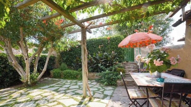 Outdoor dining - Rosi's Terrazzino – Relaxation and an Authentic Atmosphere in the Village (Castiglione della Pescaia)