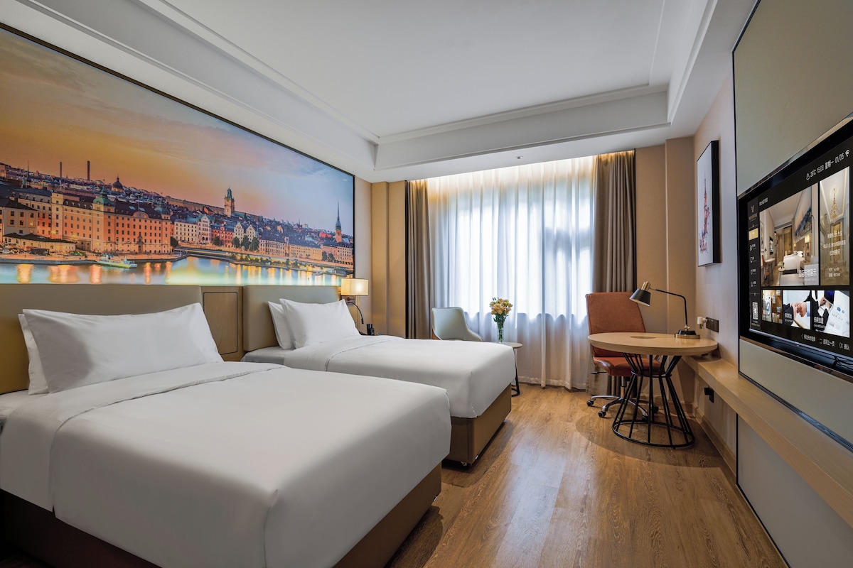Luxury Twin Room | Minibar, WiFi (free), bed sheets