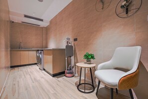 Un baño moderno con lavamanos, espejo y secador de pelo sobre un soporte.