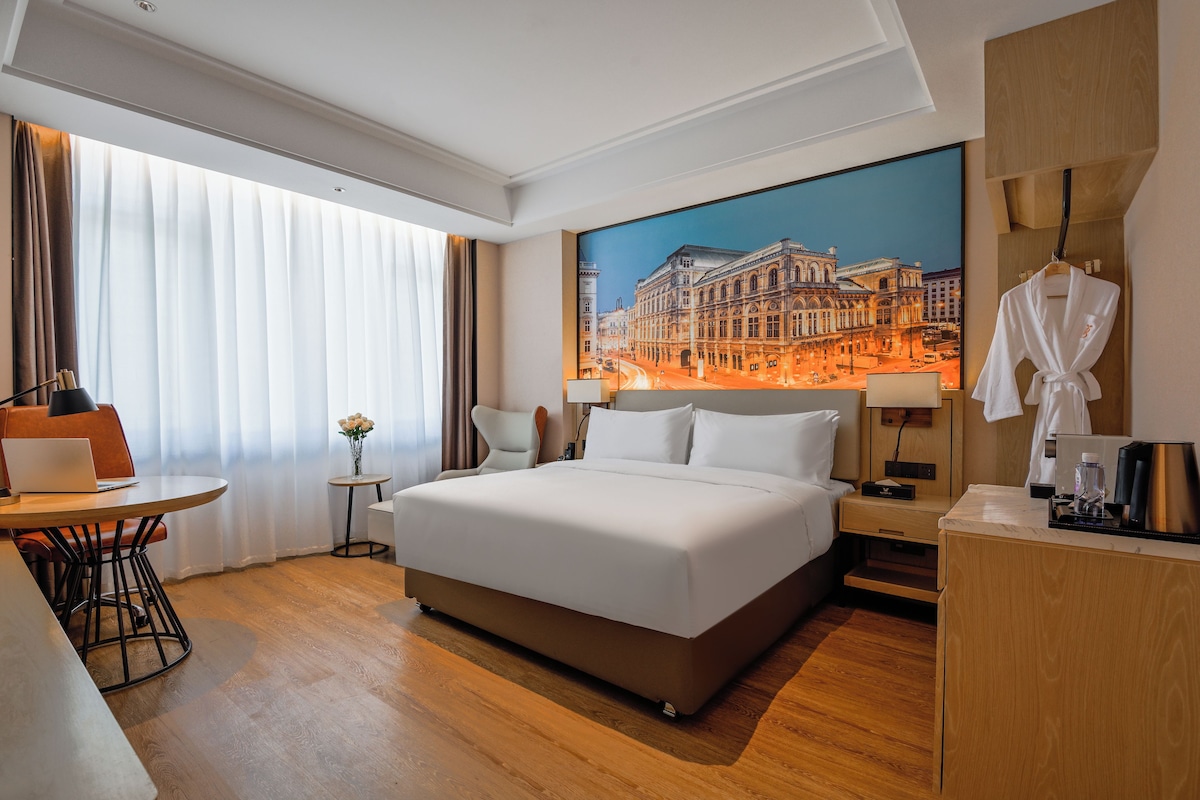 Classic Suite | Minibar, WiFi (free), bed sheets