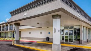 A building with a flat roof, a covered entrance, and a clear sky. - 1 King Bed | Non-Smoking, Micfridge (Groves)
