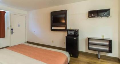 1 King Bed | Non-Smoking, Micfridge