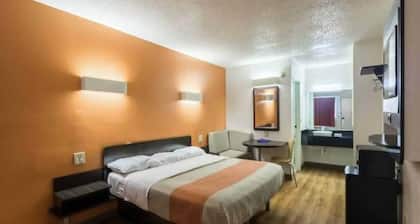 1 King Bed | Non-Smoking, Micfridge