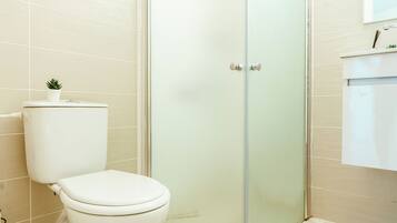 Classic Double Room | Bathroom | Hair dryer (on request), towels, soap, shampoo