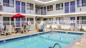 Ett hotell med pool, utomhusplats och ett takförsett område.