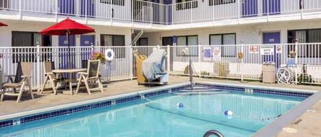Un hôtel doté d’une piscine, d’un espace extérieur aménagé et d’une zone couverte.