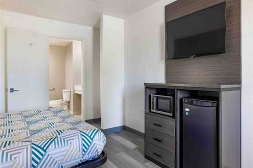 1 King Bed | Mobility Accessible Tub, Nsmk