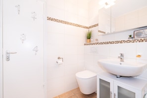 Bathroom - Vrbo Property (Sierksdorf)