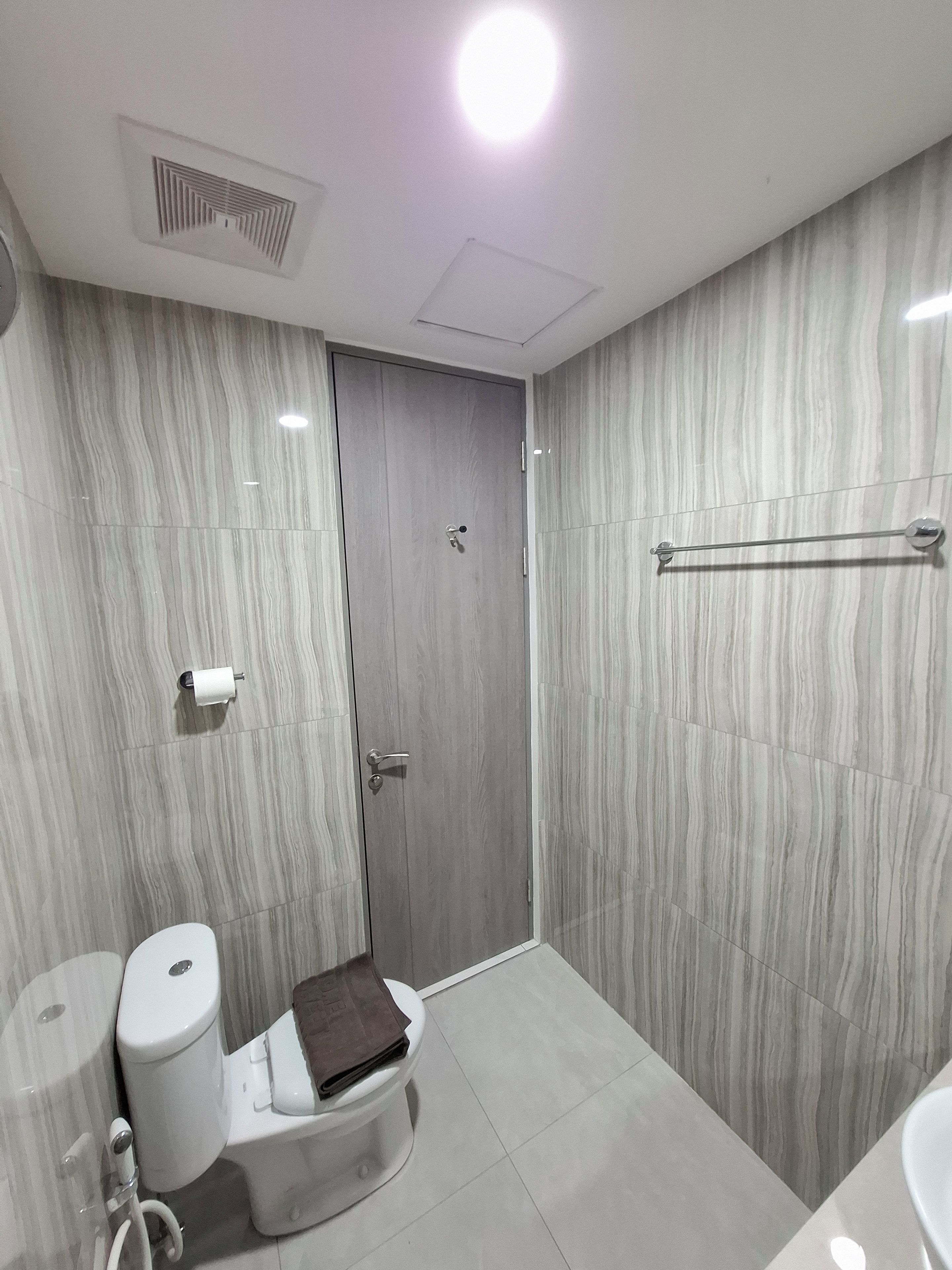 Un baño moderno con inodoro, bidé y perchero para toallas.