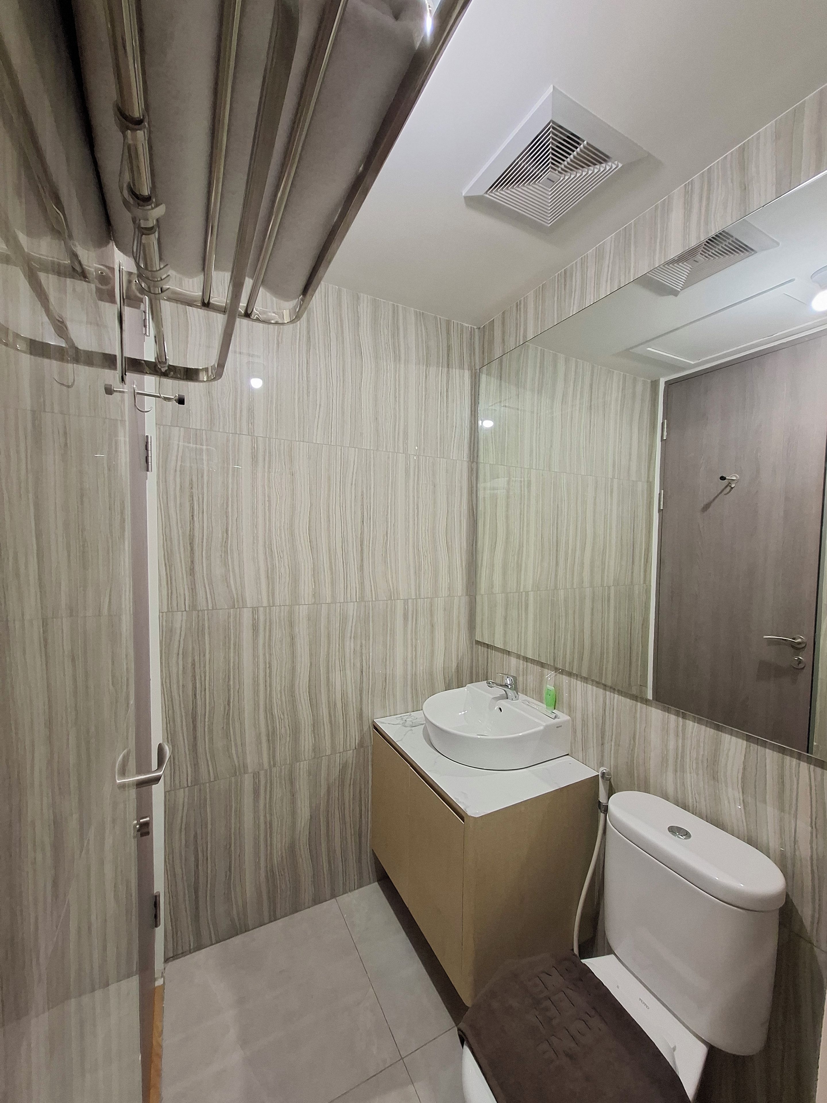 Un baño moderno con ducha, inodoro y lavabo.