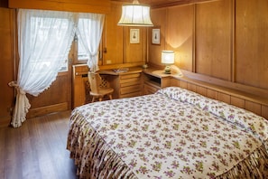 A bedroom with a bed, a desk, a chair, and a window with curtains. - Apartment for 4 in the Heart of Cortina with Parking (Cortina d'Ampezzo)