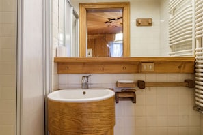 Shower, bidet - Apartment for 4 in the Heart of Cortina with Parking (Cortina d'Ampezzo)