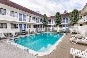 Ett hotell med en swimmingpool, utomhusplats och ett inhägnat område.