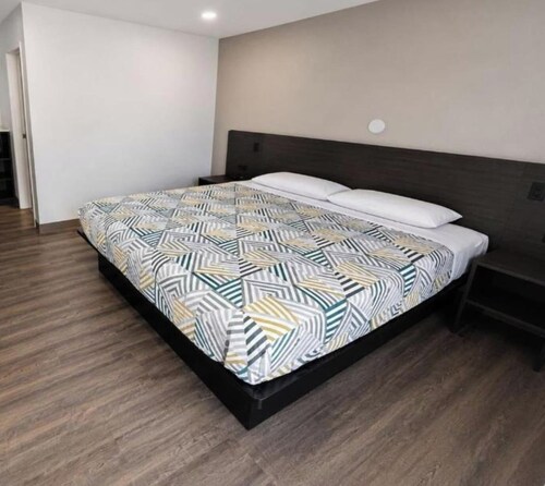 1 Queen Bed | Non-Smoking
