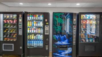 Tres máquinas expendedoras con diferentes bebidas y aperitivos.