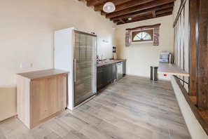 Eine Küche mit Einbaukühlschrank, einer Holz Arbeitsplatte und einem Fenster mit Blick.