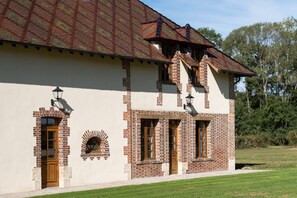 Un bâtiment à deux étages, doté d’une façade en briques, de nombreuses fenêtres et d’un toit plat.