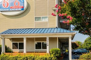 A hotel with a sign indicating extended stay availability. - 1 Queen Bed | Non-Smoking, Micfridge (Fayetteville)