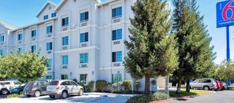1 King Bed | Redwood City