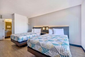 Habitació d'hotel amb dos llits, un bany i vista a l'oceà.