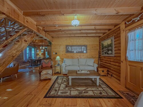 Mountain Cabin | Hot Tub & Deck | Mountain Views