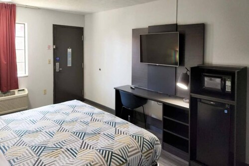Spacious King Bed|Free Wifi&Parking