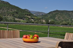 Outdoor dining - Vrbo Property (Curnier)
