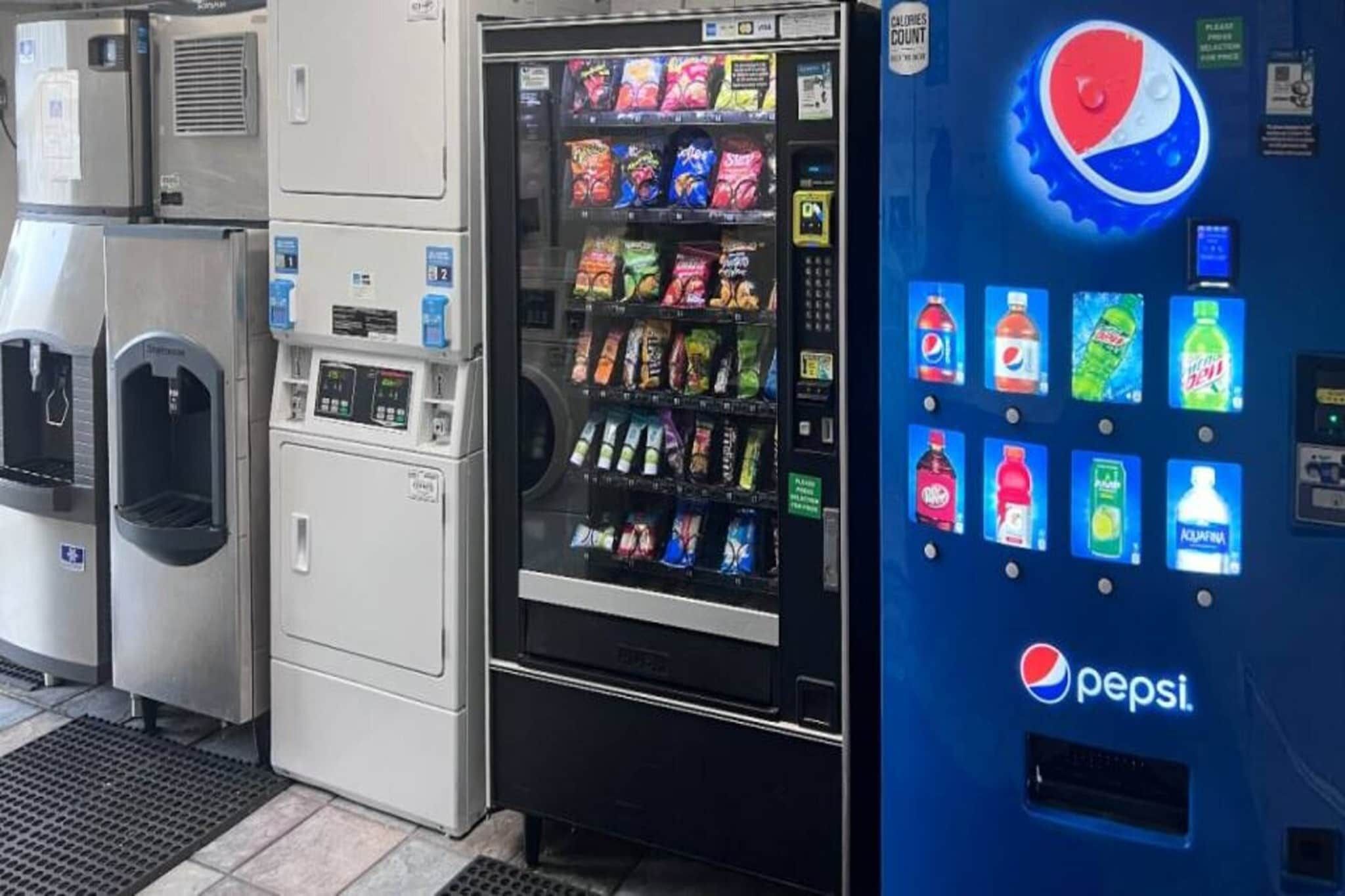 En automattank med en Pepsi-logotyp och ett urval av snacks och drycker.
