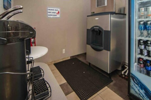 Motel 6 Ft. Pierce, Fl | 1 Queen Bed
