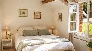 Room - A gorgeous, cozy vacation rental, perfect for families, with a garden, near Disney and Paris. The workshop. (Aulnoy)