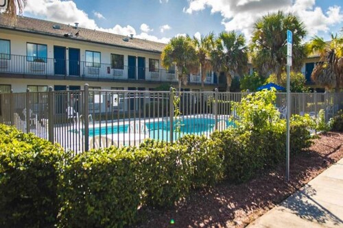 Motel 6 Ft. Pierce, Fl_1 Queen Bed | Ada