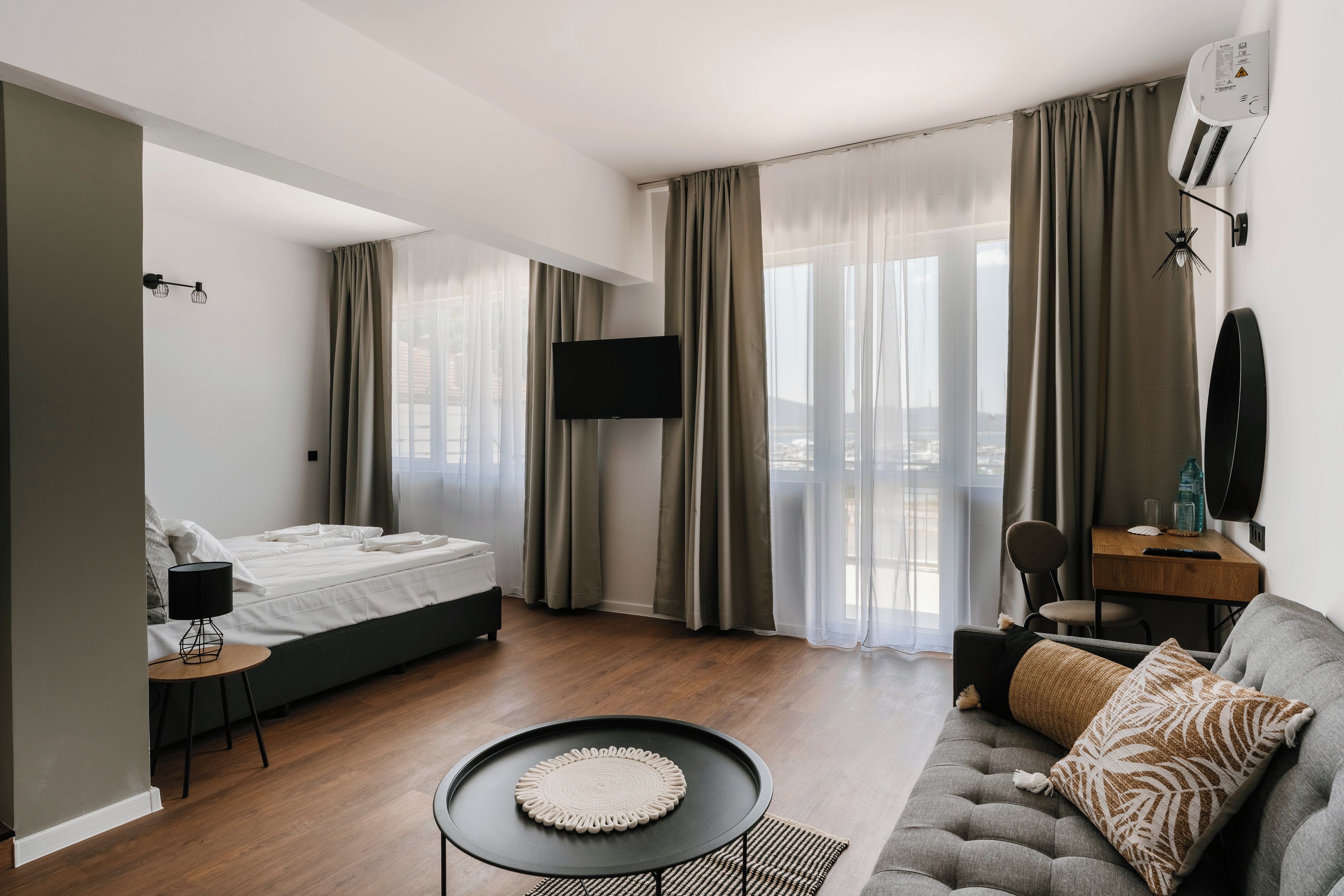 Estudio Deluxe, balcón, vista a la marina