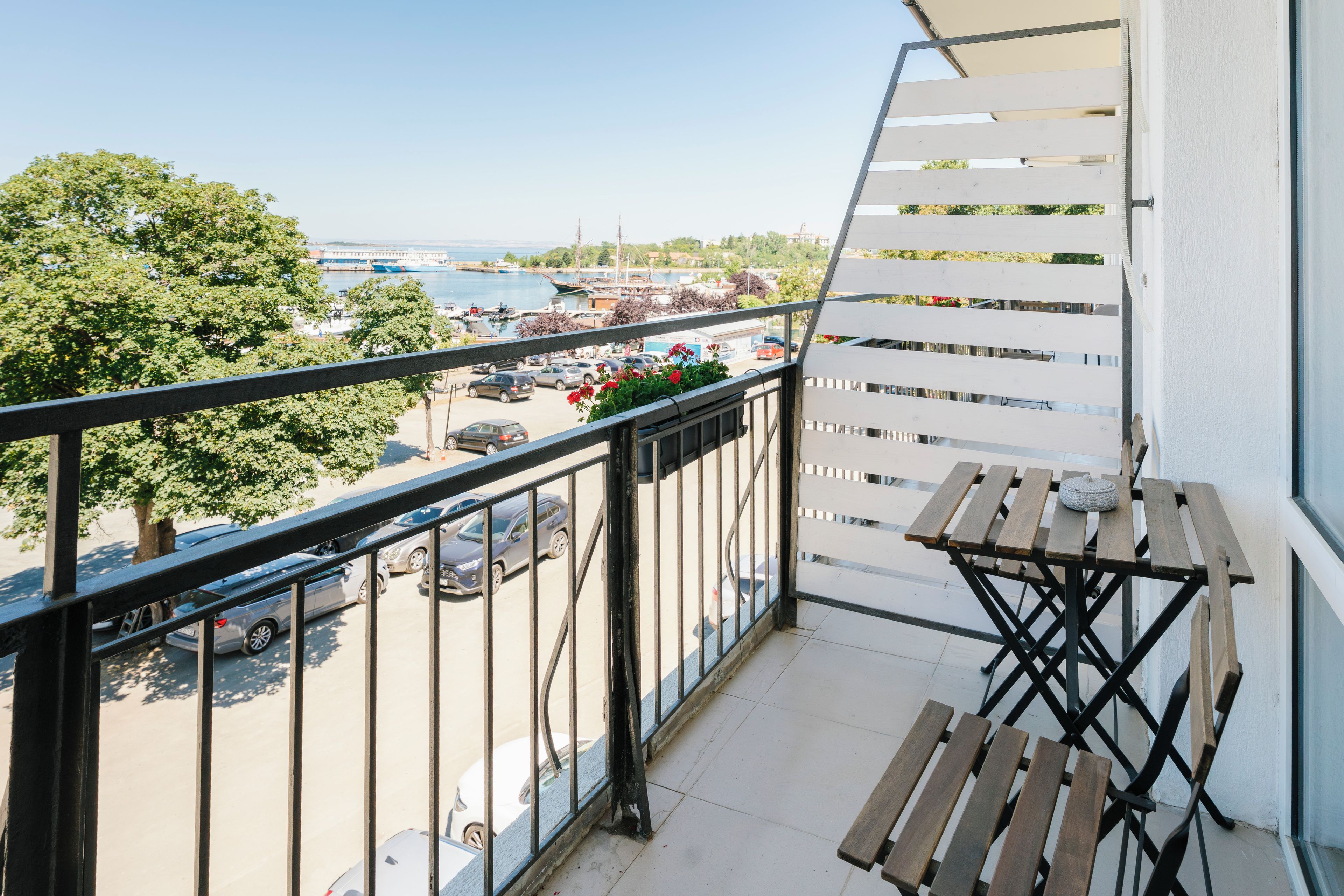 Habitación estándar con 1 cama matrimonial o 2 individuales, balcón, vista a la marina | Restaurante al aire libre