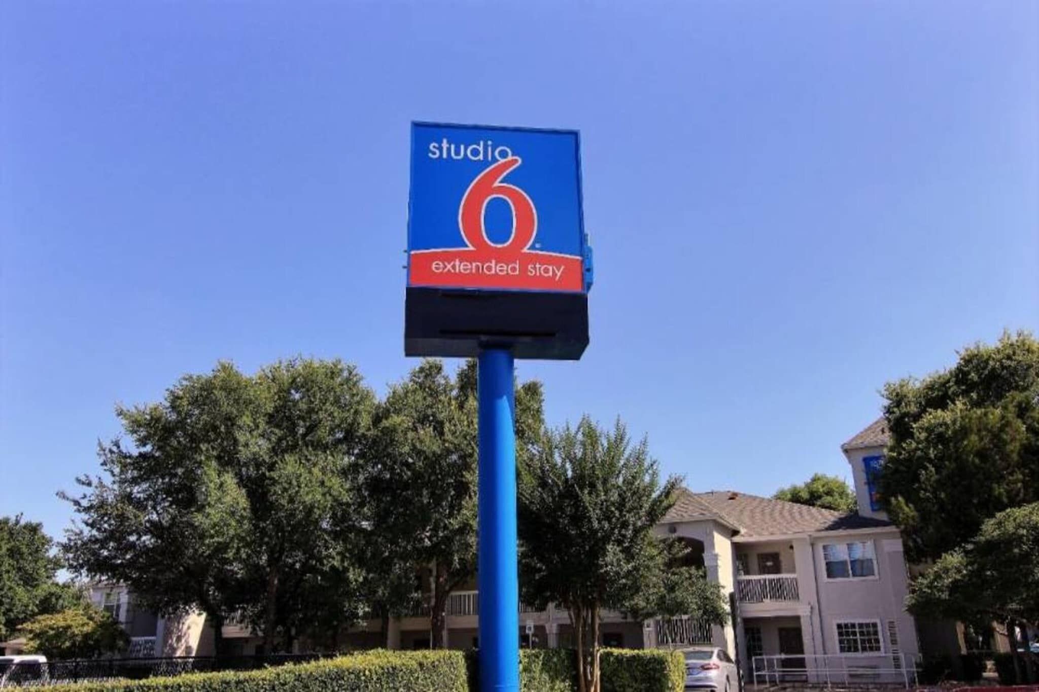 Blå skilt for et Studio 6 hotel med udvidede ophold.