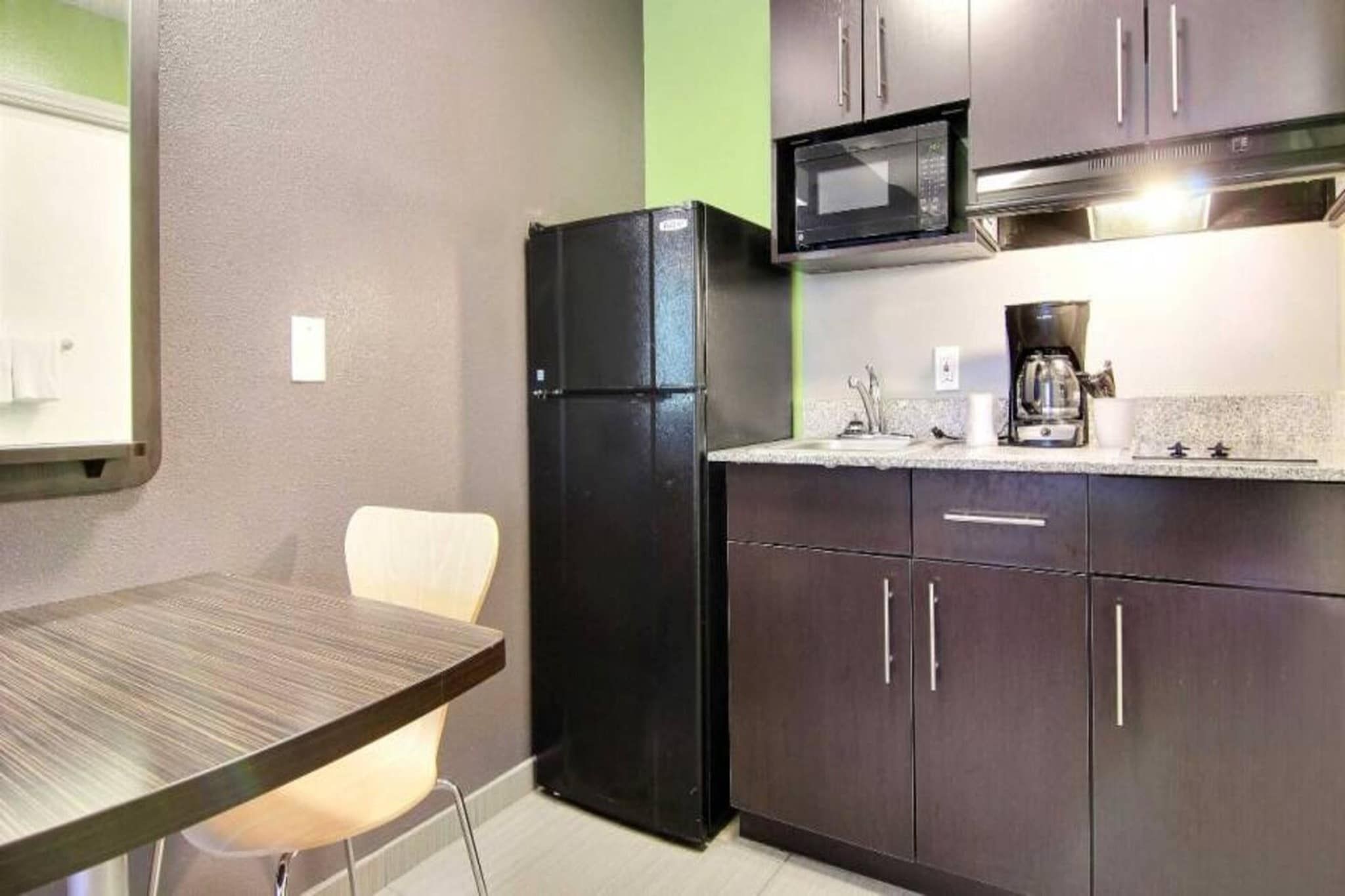 Coffee/tea maker, fridge, microwave, stovetop